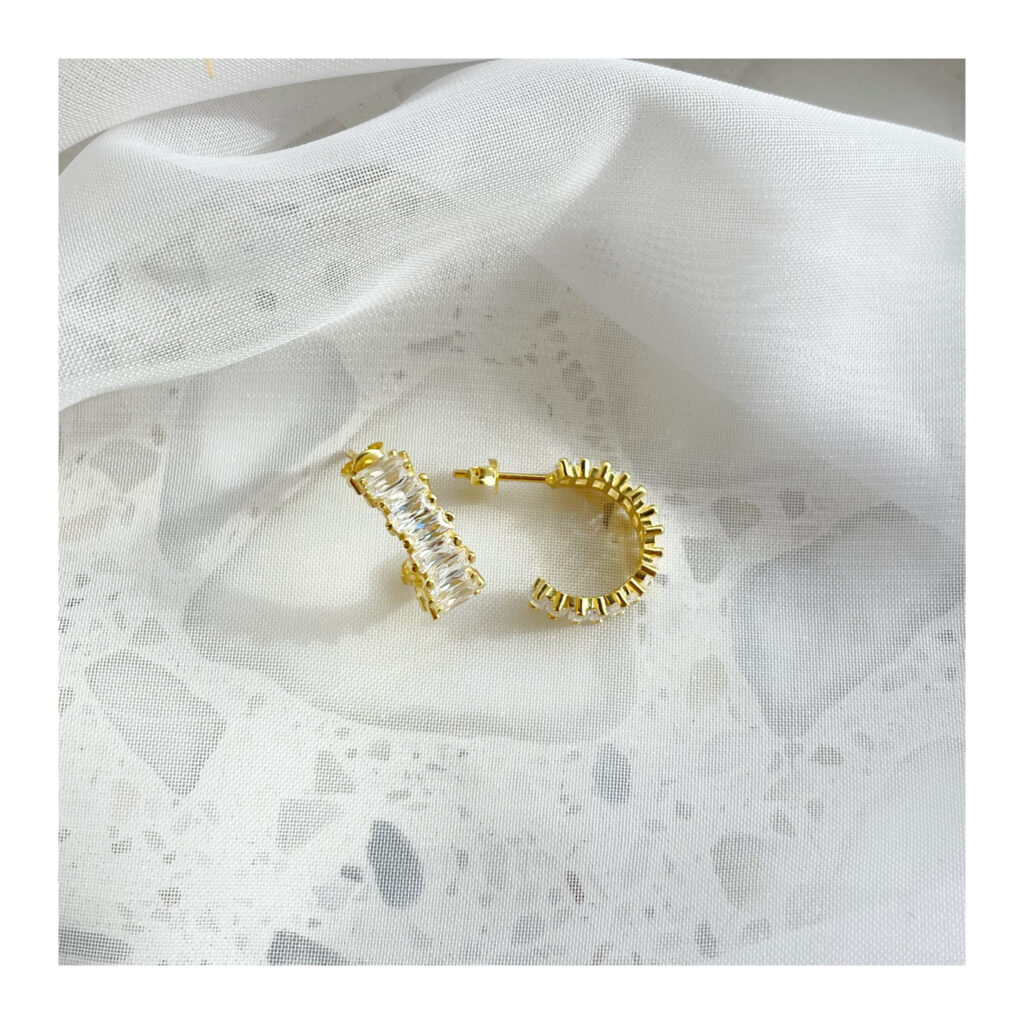 Kolczyki na zatyczkę, półkola z cyrkoniami, pokryte złotem Scarlett