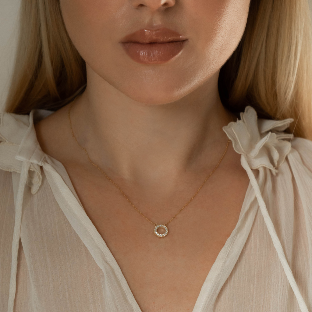 Naszyjnik pozłacany z zawieszką w kształcie koła z cyrkoniami Little Karma