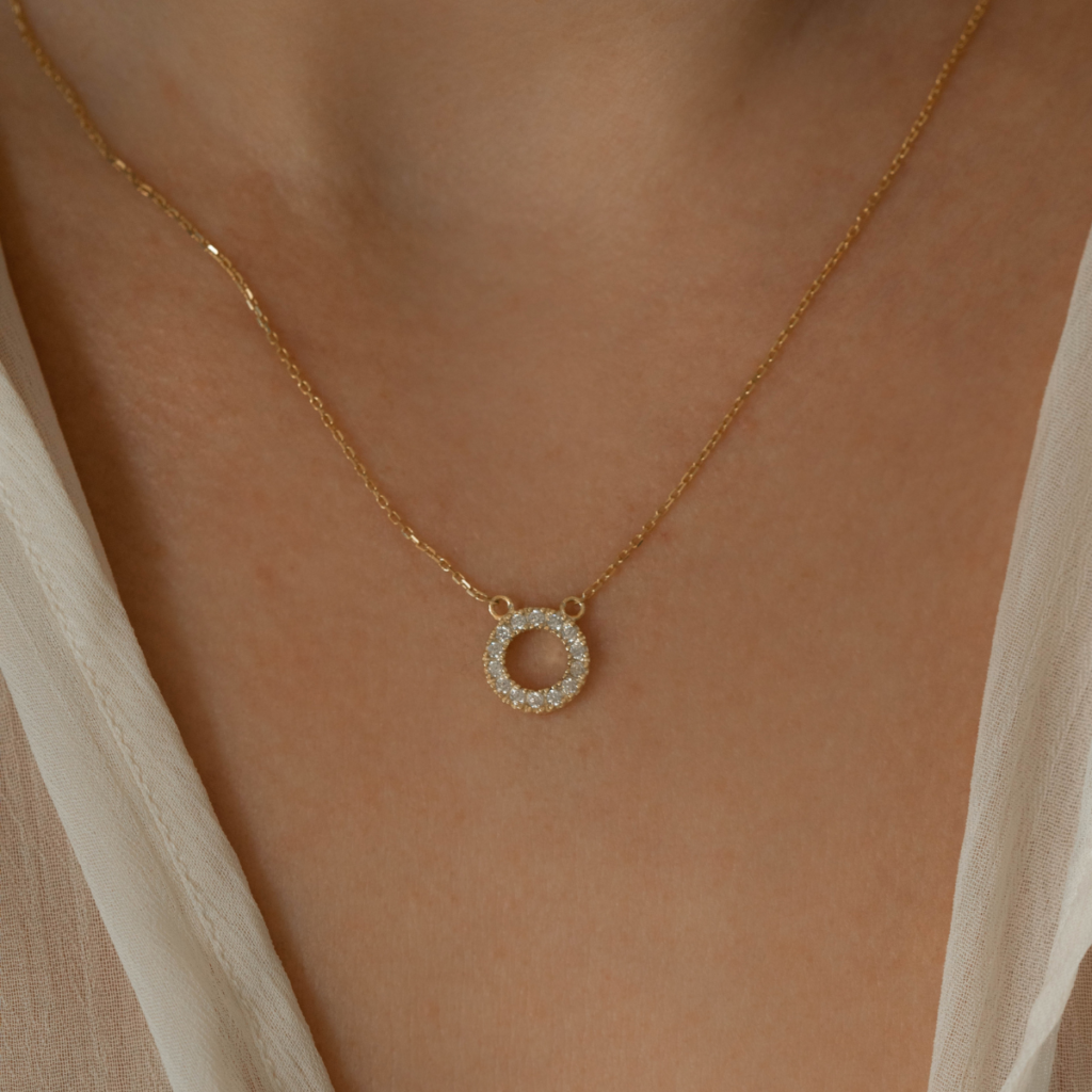 Naszyjnik pozłacany z zawieszką w kształcie koła z cyrkoniami Little Karma