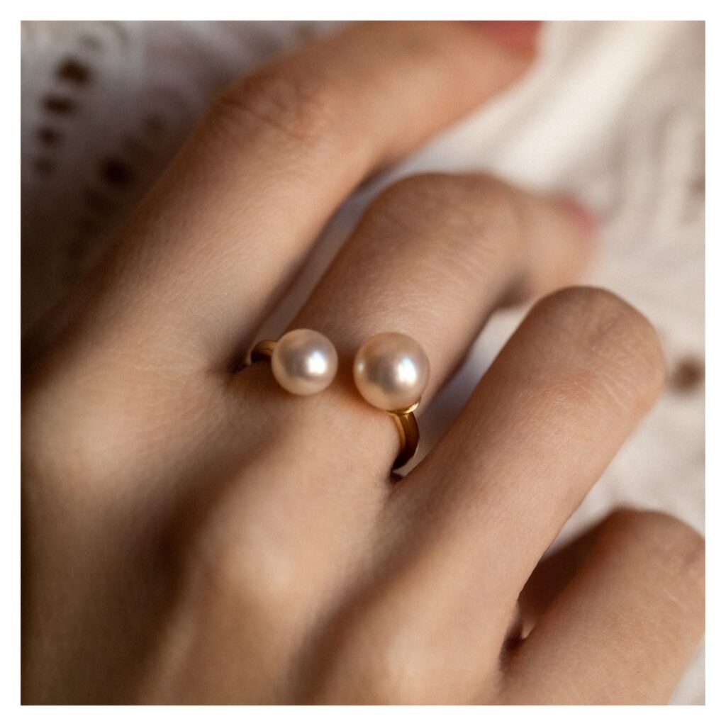 Pierścionek pozłacany niedomknięty z dwoma perłami Perli
