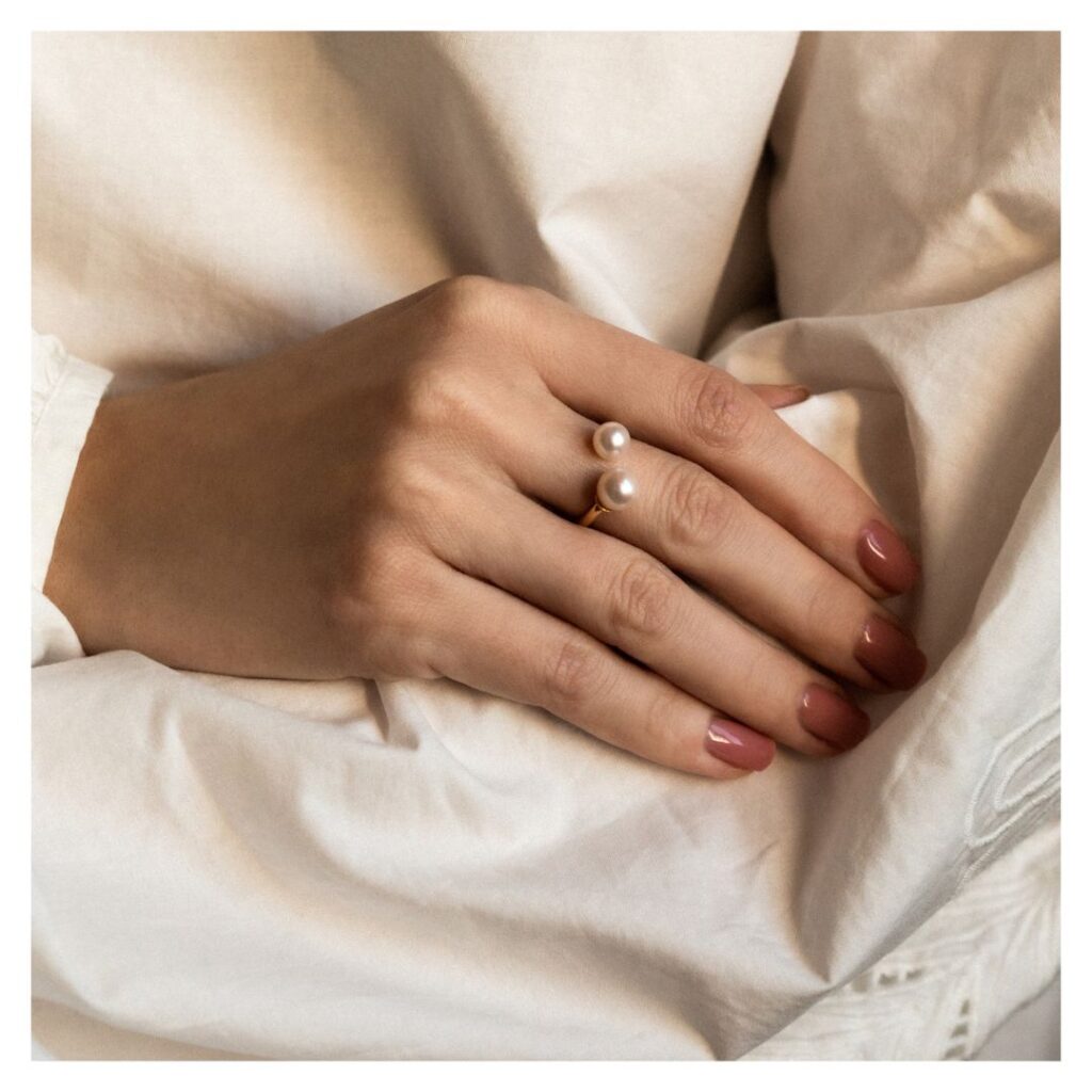 Pierścionek pozłacany niedomknięty z dwoma perłami Perli