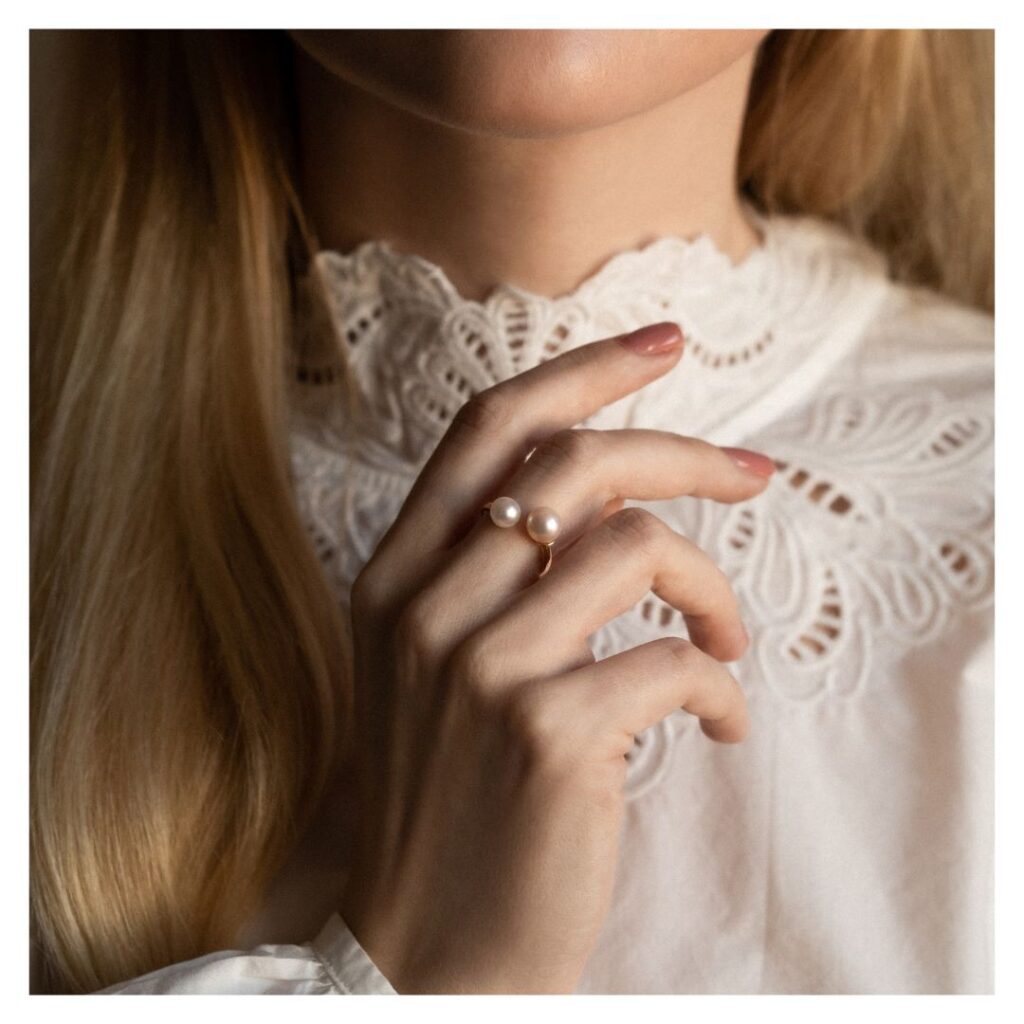 Pierścionek pozłacany niedomknięty z dwoma perłami Perli