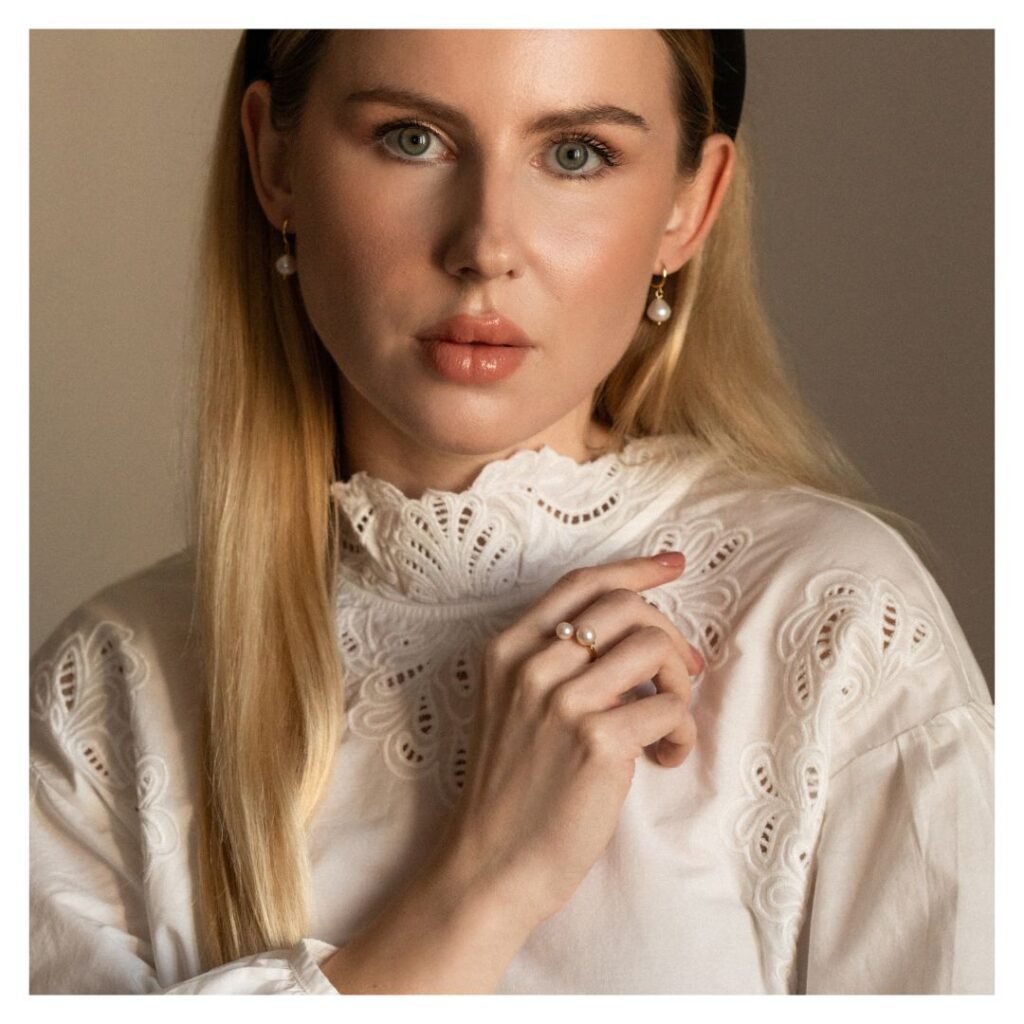 Pierścionek pozłacany niedomknięty z dwoma perłami Perli