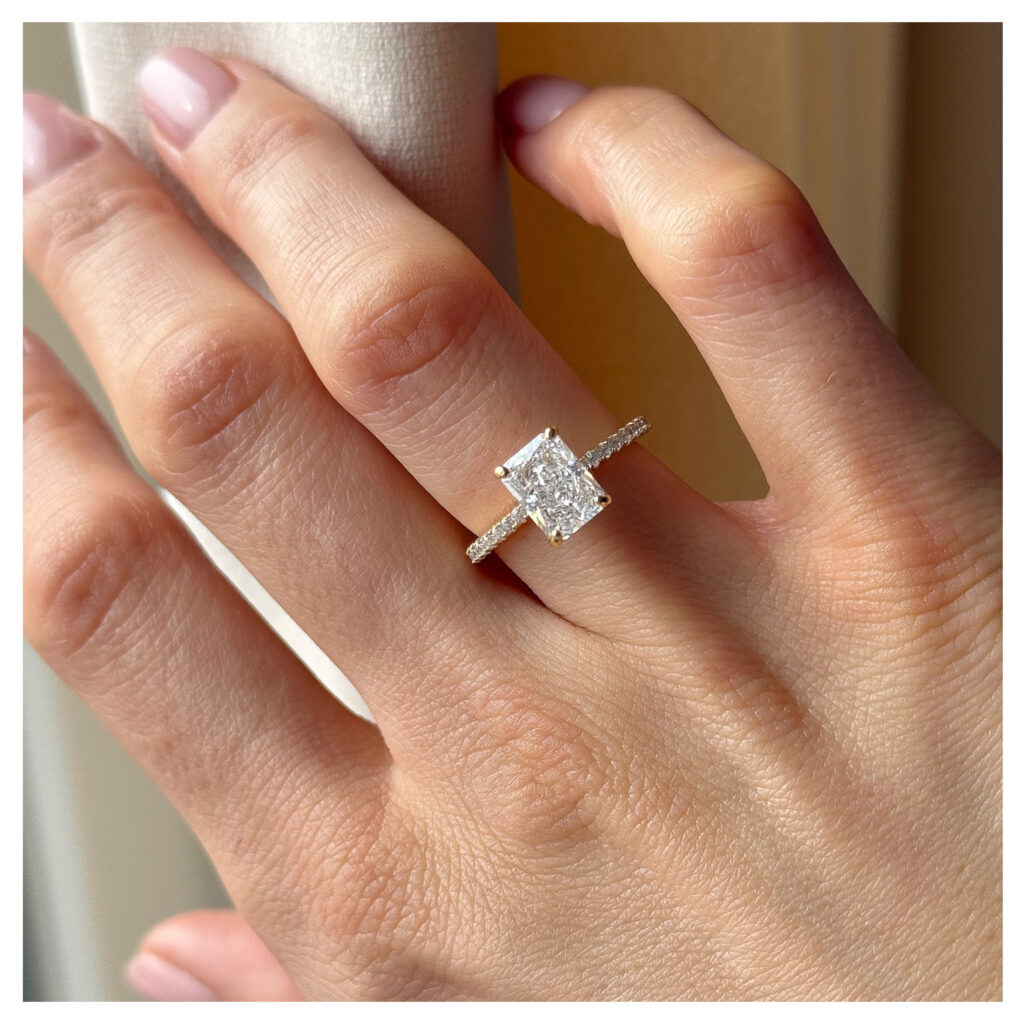 Pierścionek pozłacany bogato zdobiony cyrkoniami Celine