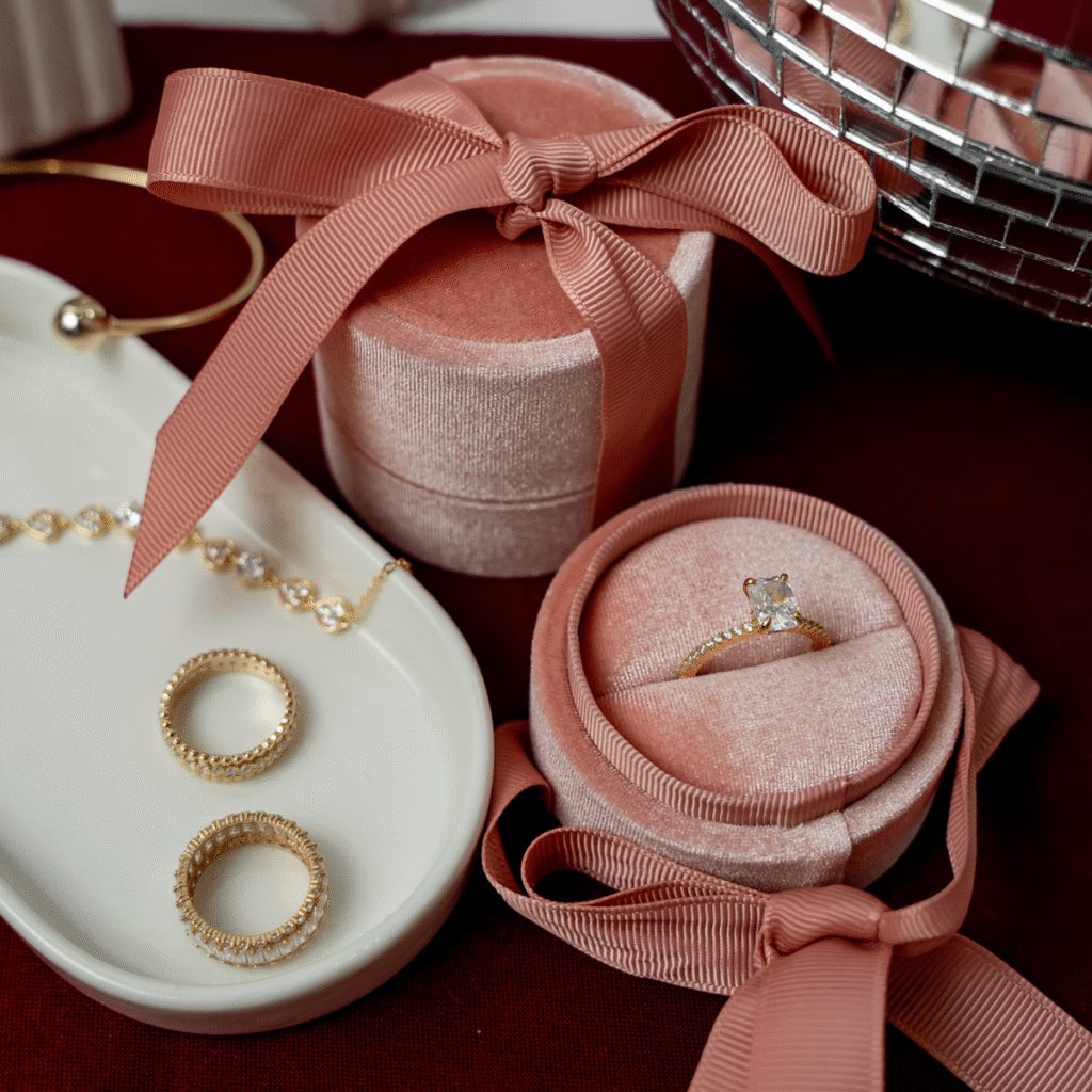 Welurowe opakowanie jubilerskie na pierścionek/ kolczyki pudrowy róż