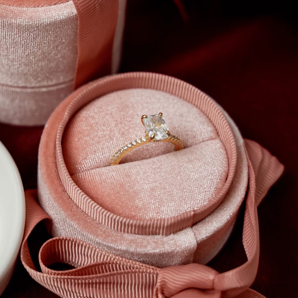 Pierścionek pozłacany bogato zdobiony cyrkoniami Celine