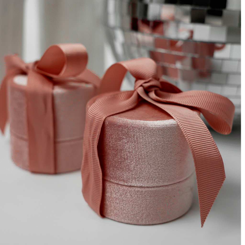 Welurowe opakowanie jubilerskie na pierścionek/ kolczyki pudrowy róż