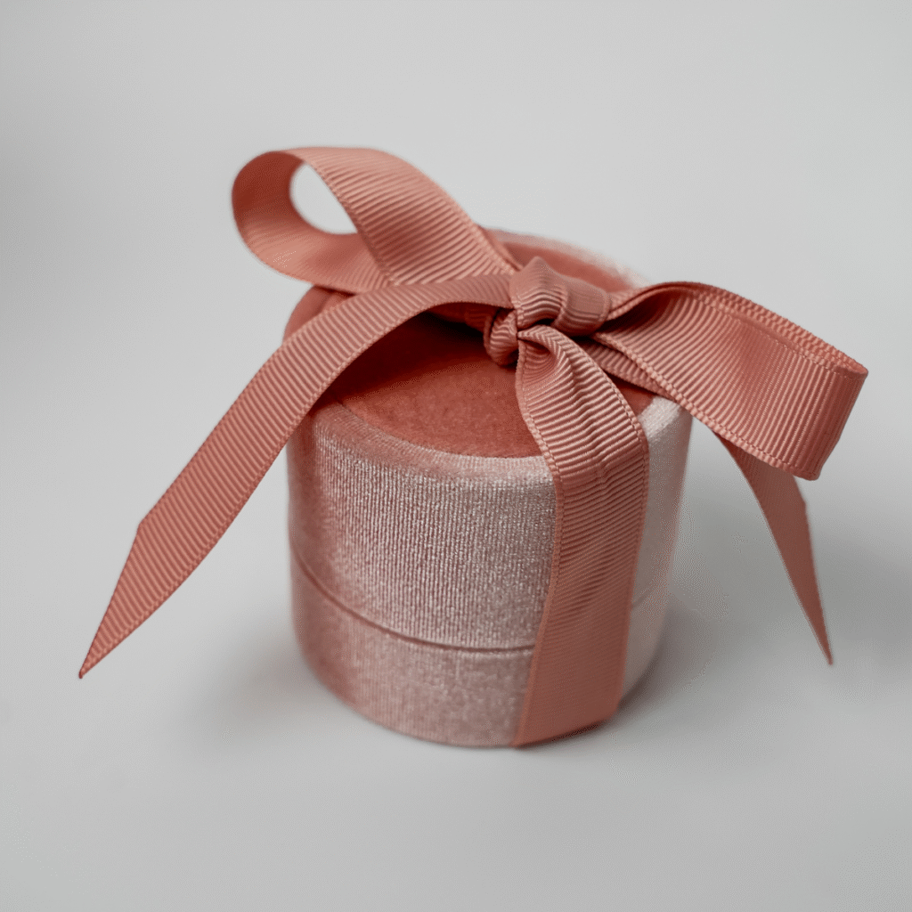 Welurowe opakowanie jubilerskie na pierścionek/ kolczyki pudrowy róż