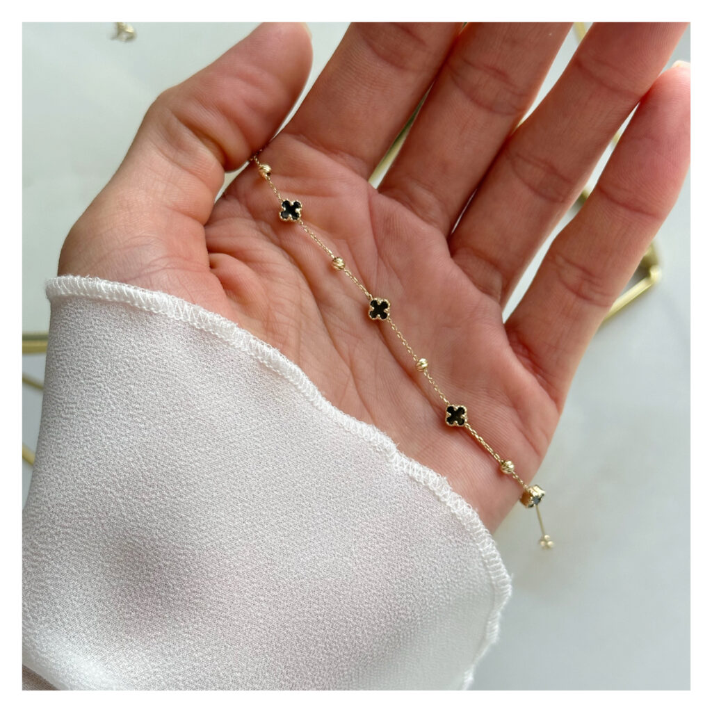 Bransoletka złota z czarnymi onyksami i grawerowanymi kuleczkami Maroko