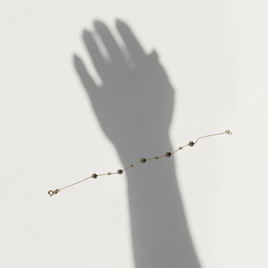 Bransoletka złota z czarnymi onyksami i grawerowanymi kuleczkami Maroko