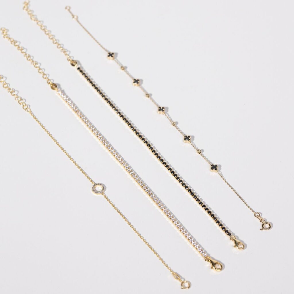 Bransoletka złota z czarnymi onyksami i grawerowanymi kuleczkami Maroko