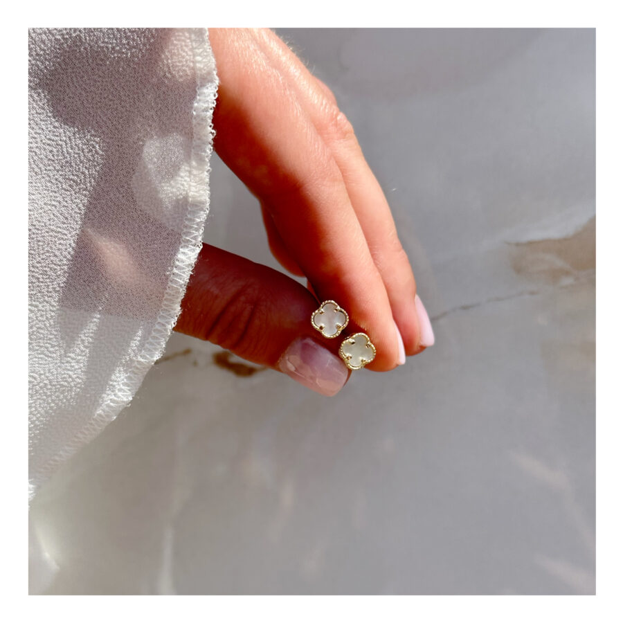 Kolczyki złote na zatyczkę z masą perłową koniczyna marokańska Maroko White 0,6 cm