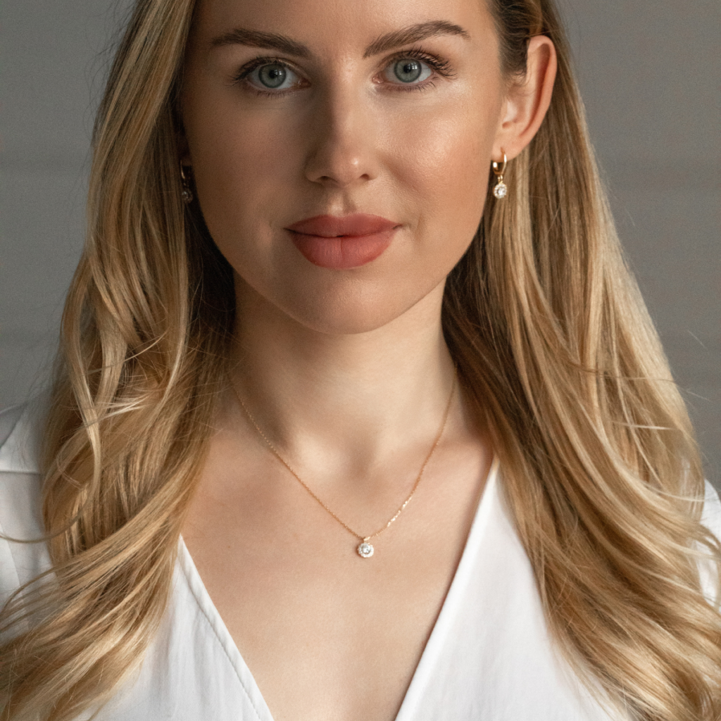 Naszyjnik pozłacany z okrągłą zawieszką bogato zdobioną cyrkoniami Little Sami