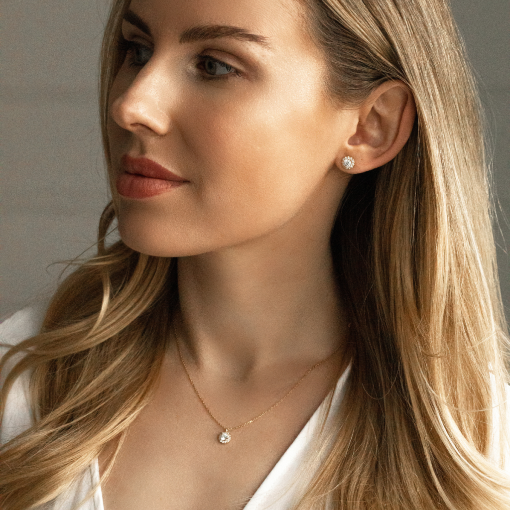 Naszyjnik pozłacany z okrągłą zawieszką bogato zdobioną cyrkoniami Little Sami