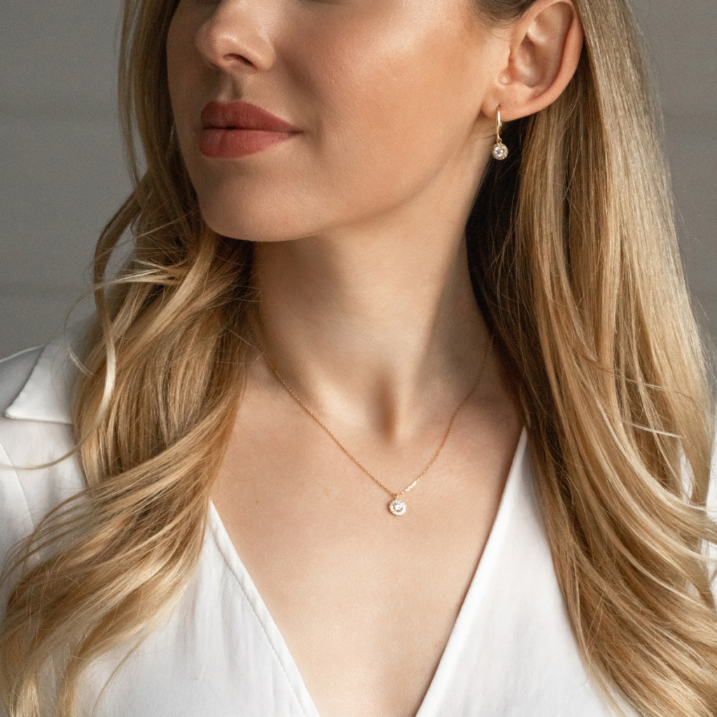 Naszyjnik pozłacany z okrągłą zawieszką bogato zdobioną cyrkoniami Little Sami