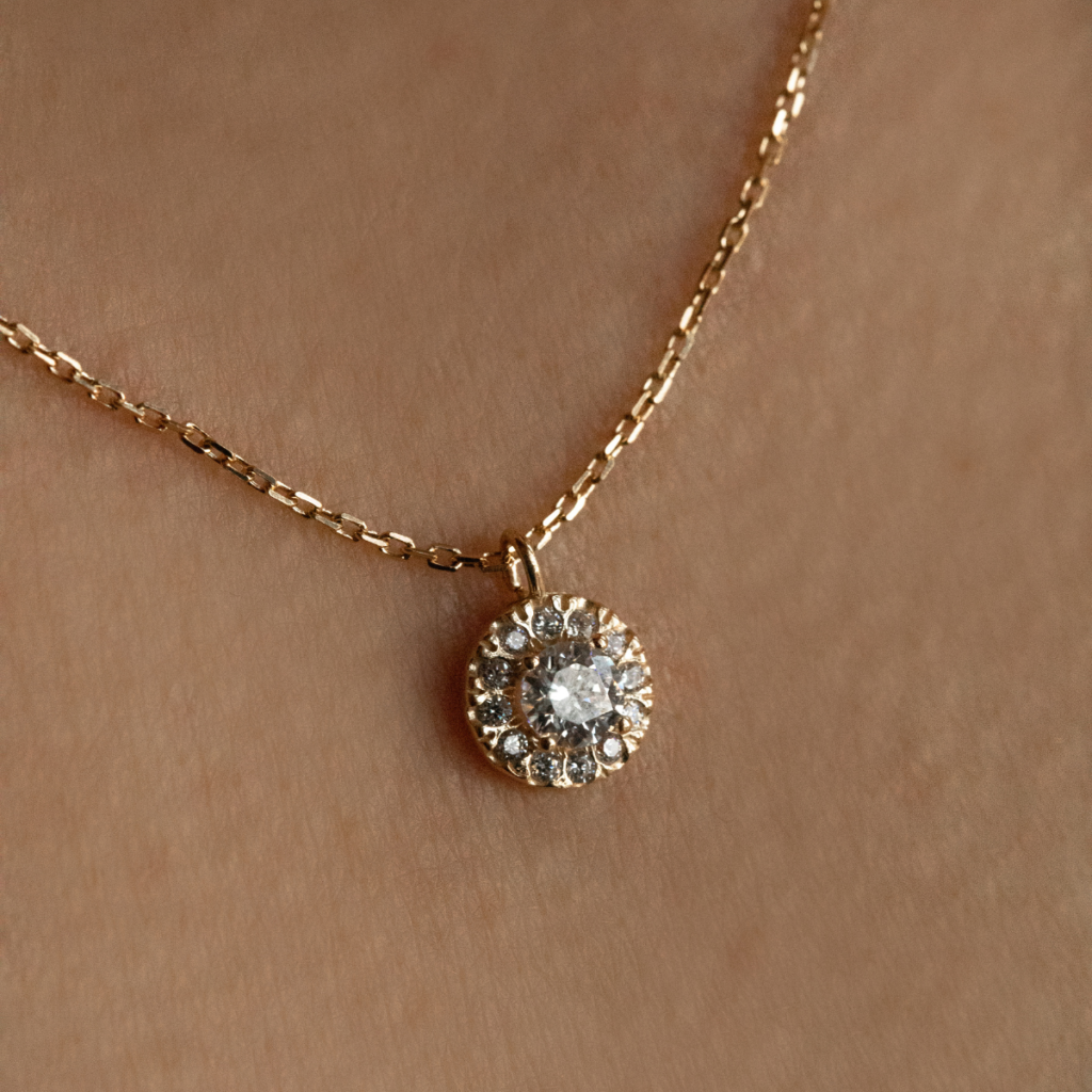 Naszyjnik pozłacany z okrągłą zawieszką bogato zdobioną cyrkoniami Little Sami