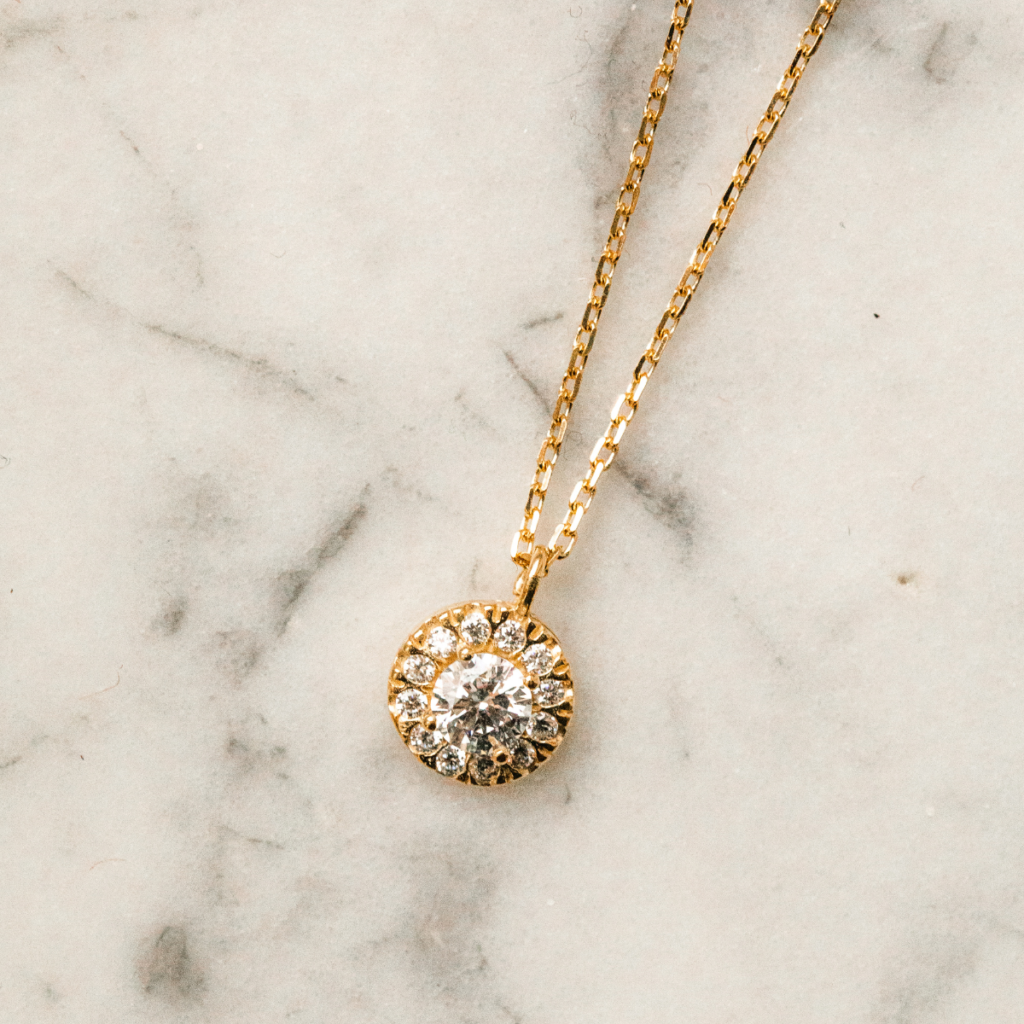 Naszyjnik pozłacany z okrągłą zawieszką bogato zdobioną cyrkoniami Little Sami