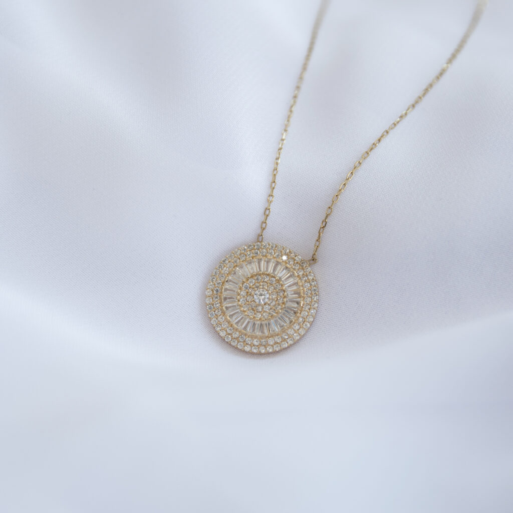 Naszyjnik bogato zdobiony cyrkoniami, pokryty złotem 18k Scarlett