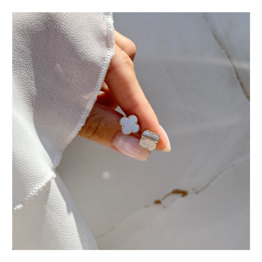 Kolczyki złote na zatyczkę z masą perłową koniczyna marokańska Maroko White 0,7 cm