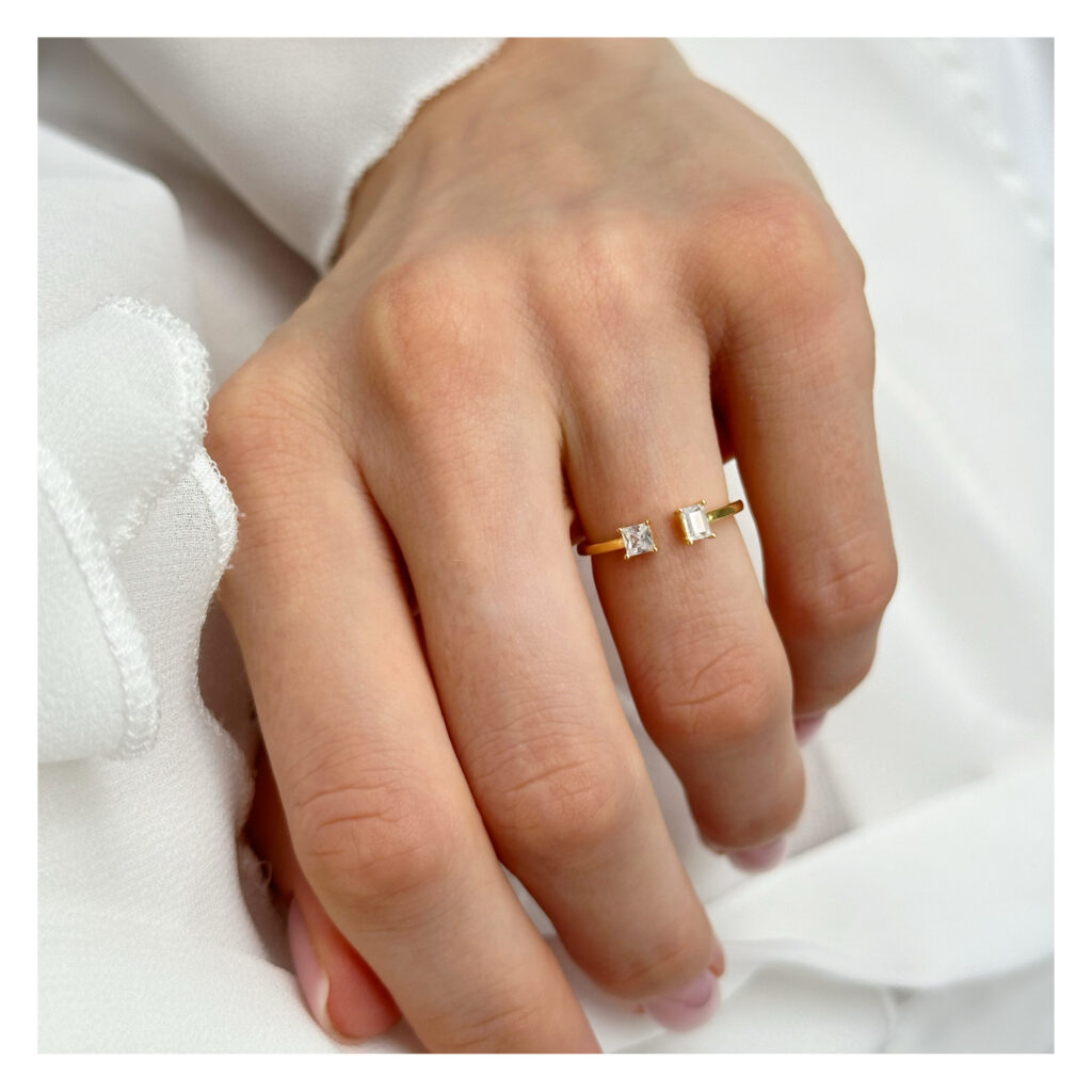 Pierścionek pozłacany otwarty z dwoma cyrkoniami Casual