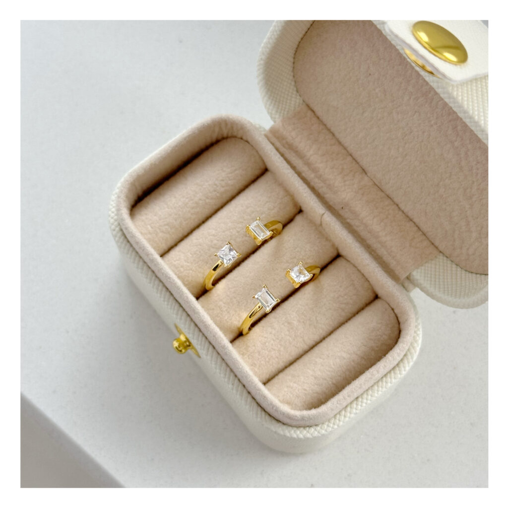 Pierścionek pozłacany otwarty z dwoma cyrkoniami Casual