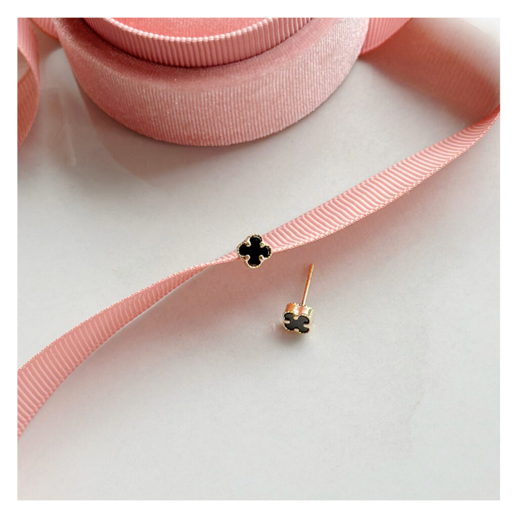 Kolczyki złote na zatyczkę z czarnym onyksem w kształcie koniczyny marokańskiej