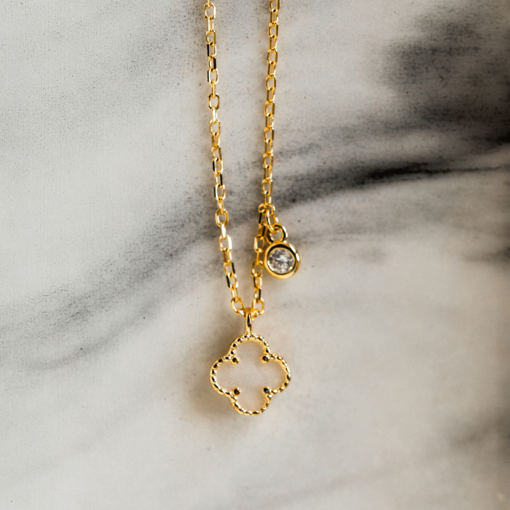 Naszyjnik pozłacany z białą koniczyną marokańską Maroko