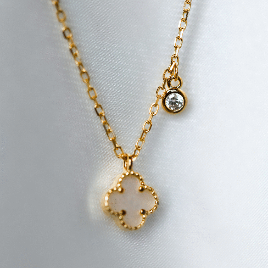 Naszyjnik pozłacany z białą koniczyną marokańską Maroko