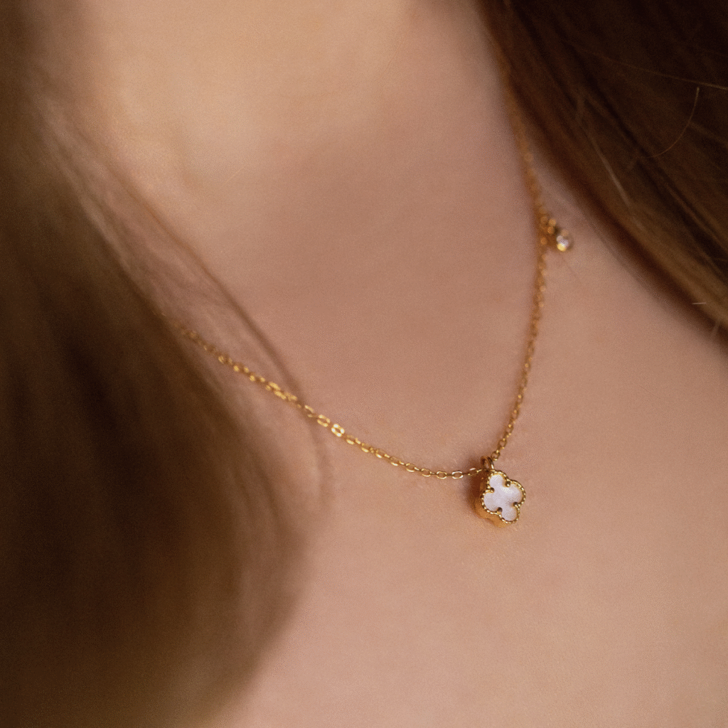 Naszyjnik pozłacany z białą koniczyną marokańską Maroko