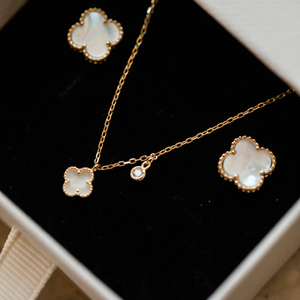 Naszyjnik pozłacany z białą koniczyną marokańską Maroko