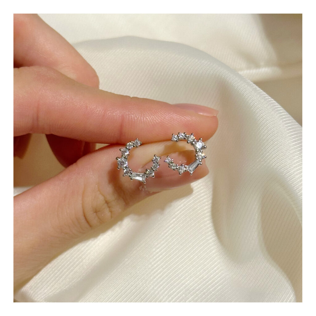 Kolczyki srebrne na zatyczkę w kształcie księżyca z cyrkoniami Moon