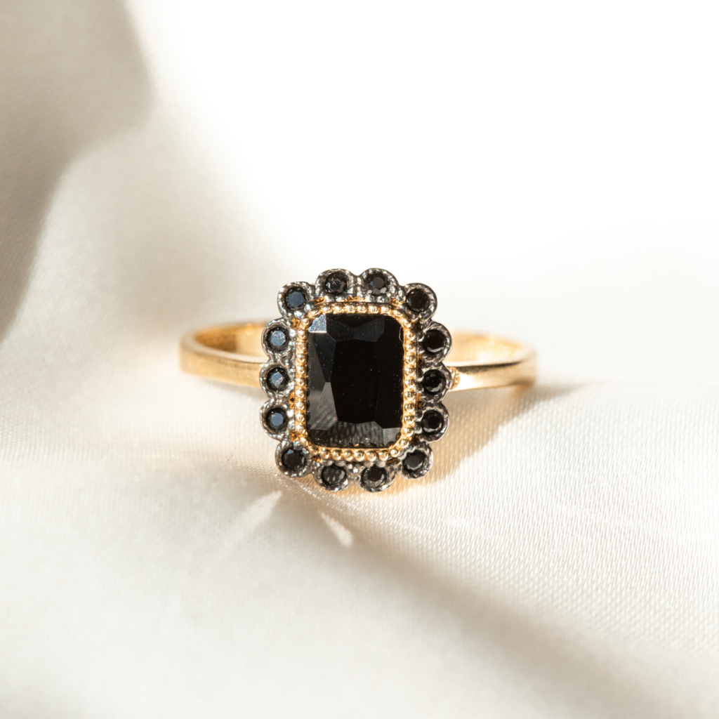 Pierścionek pozłacany z czarnymi cyrkoniami Cameron