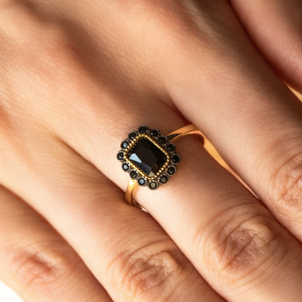 Pierścionek pozłacany z czarnymi cyrkoniami Cameron