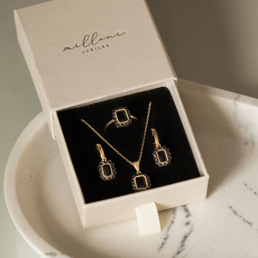 Pierścionek pozłacany z czarnymi cyrkoniami Cameron