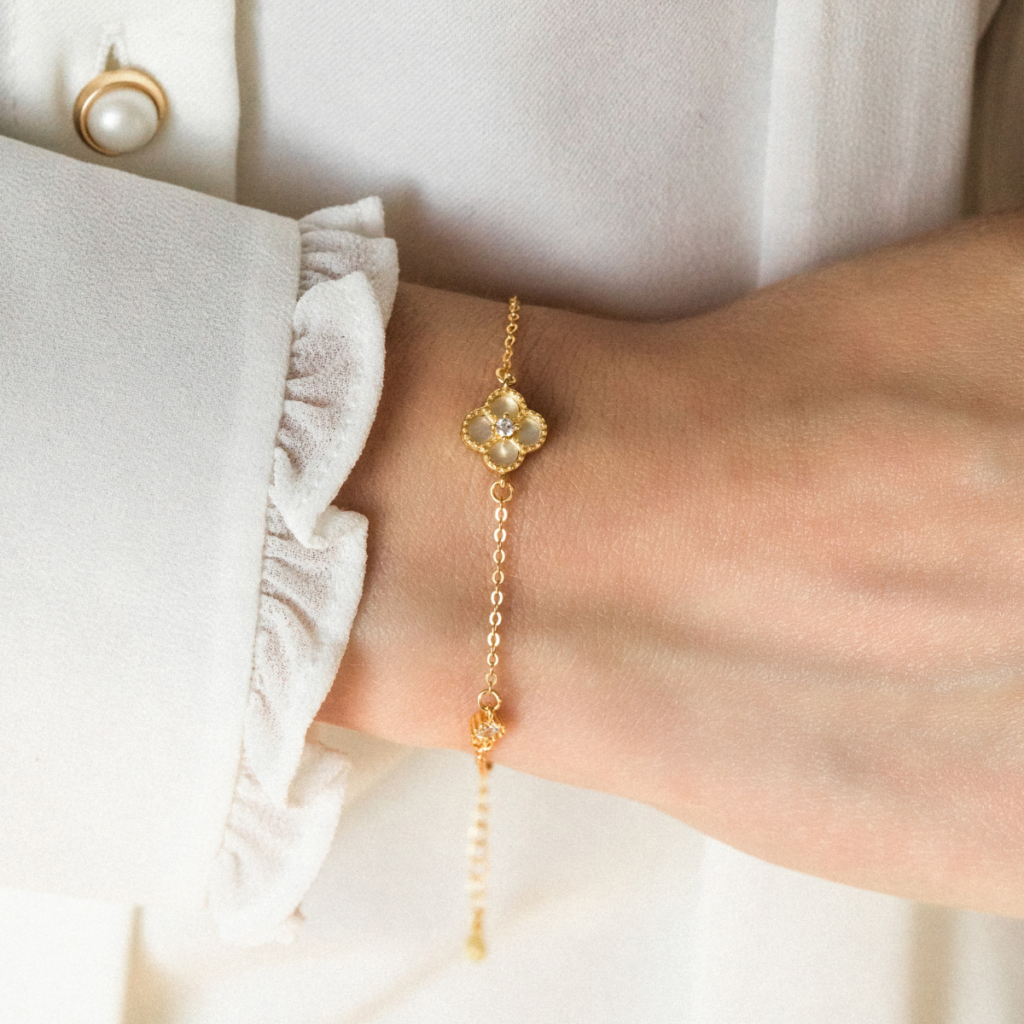 Bransoletka pozłacana z białą koniczyną marokańską i cyrkoniami Swiss