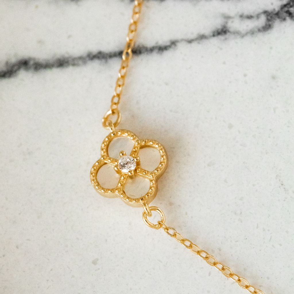 Bransoletka pozłacana z białą koniczyną marokańską i cyrkoniami Swiss