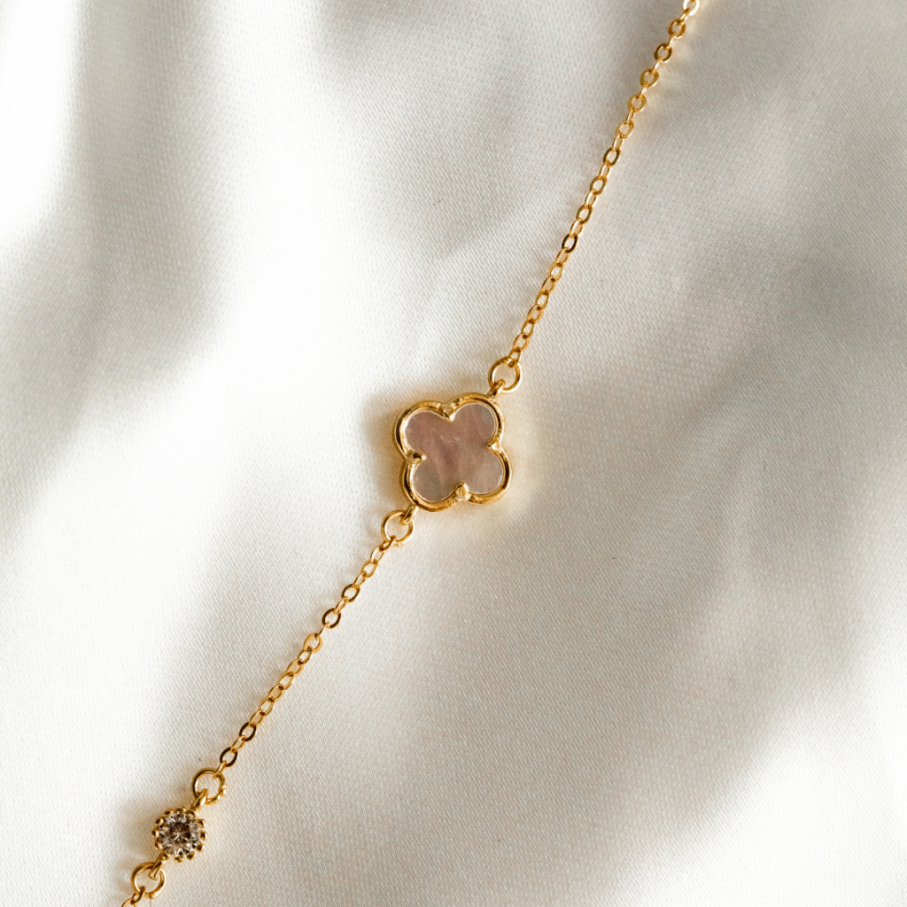 Bransoletka pozłacana z białą koniczyną marokańską i cyrkoniami Swiss