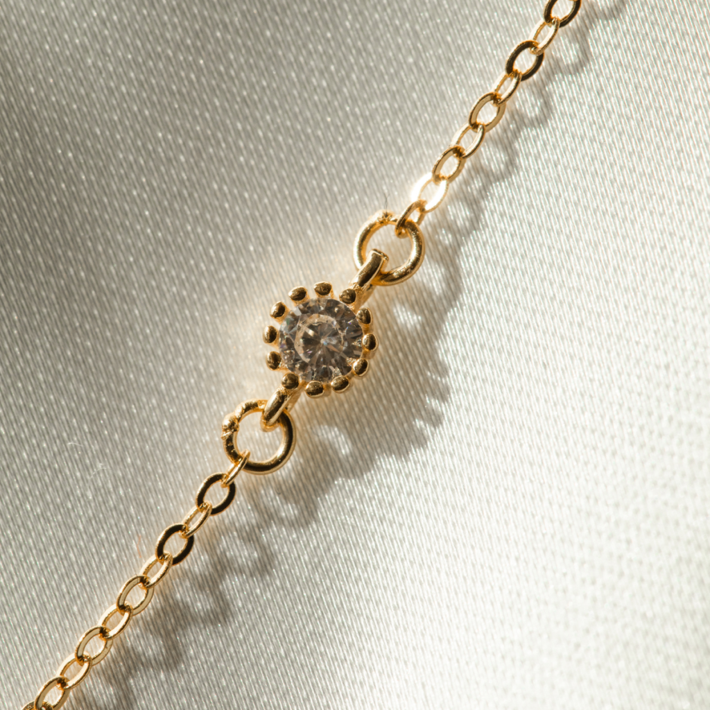 Bransoletka pozłacana z białą koniczyną marokańską i cyrkoniami Swiss