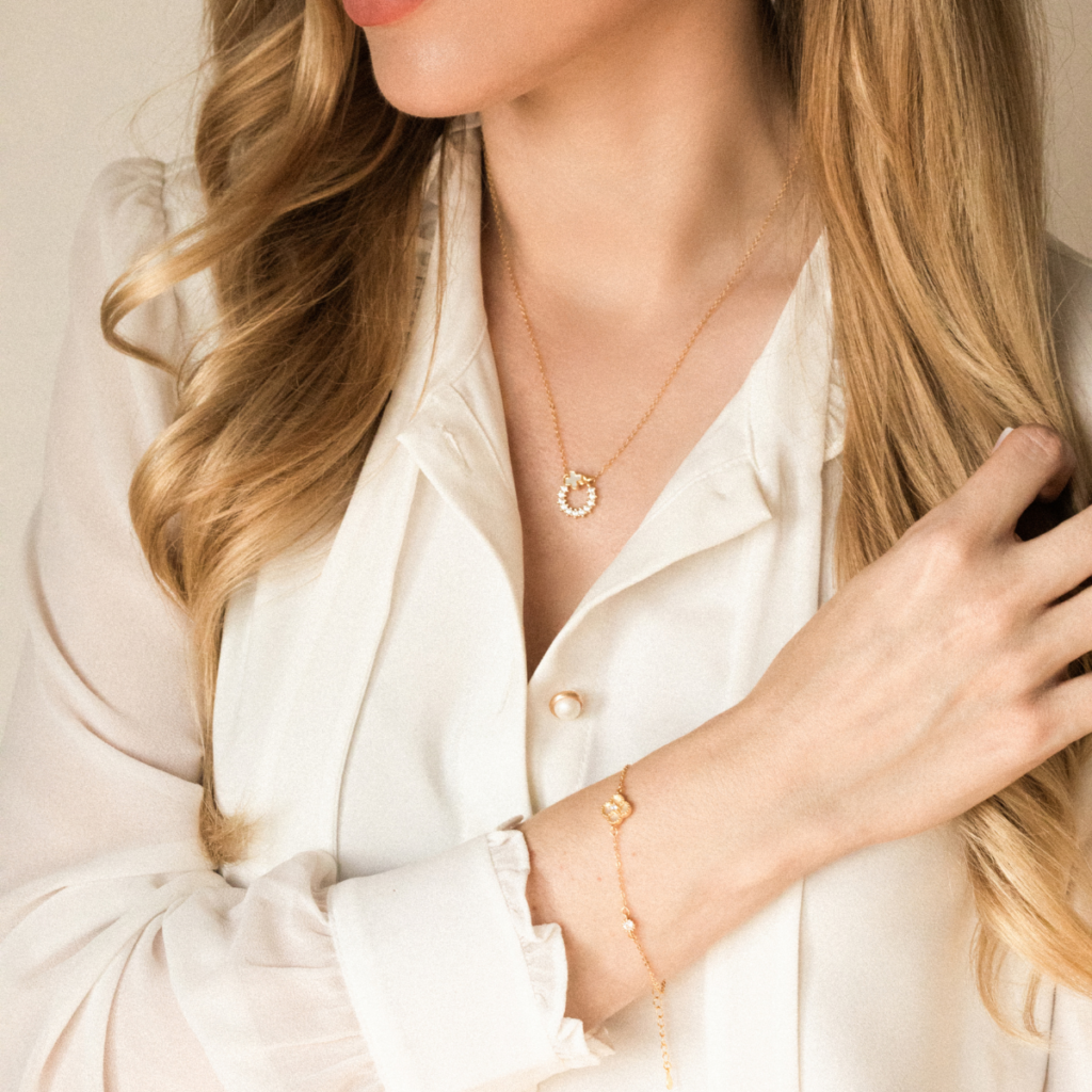 Bransoletka pozłacana z białą koniczyną marokańską i cyrkoniami Swiss