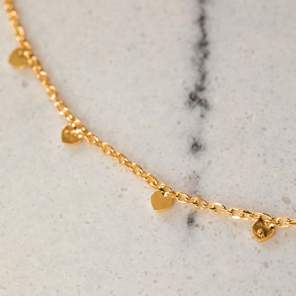 Bransoletka pozłacana z wiszącymi sercami Nela