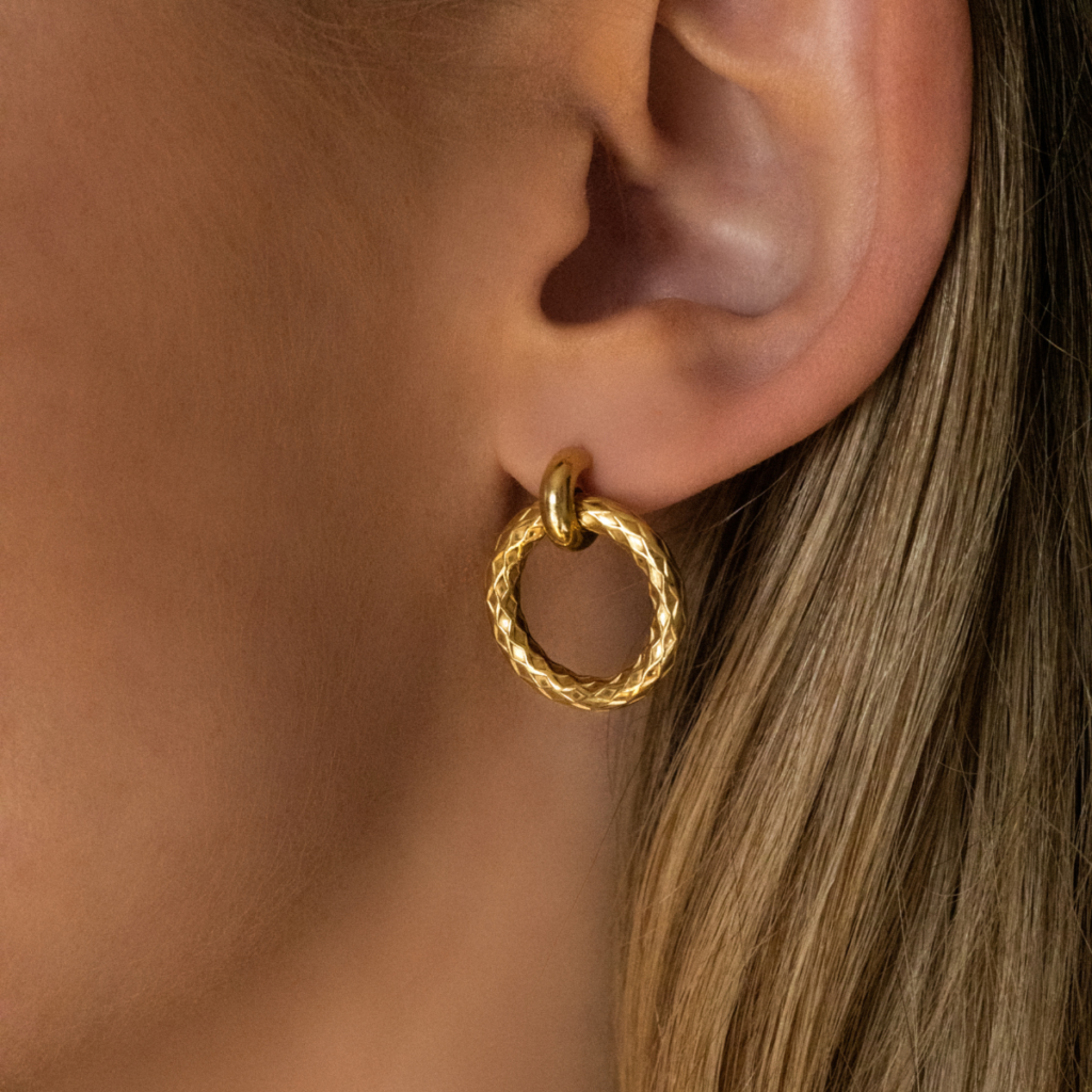 Kolczyki pozłacane na zatyczkę grawerowane koła Marve