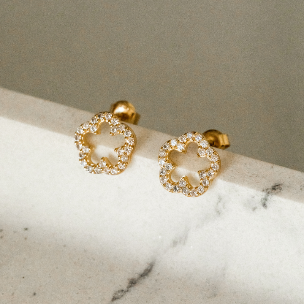 Kolczyki pozłacane na zatyczkę kwiaty z cyrkoniami Blush