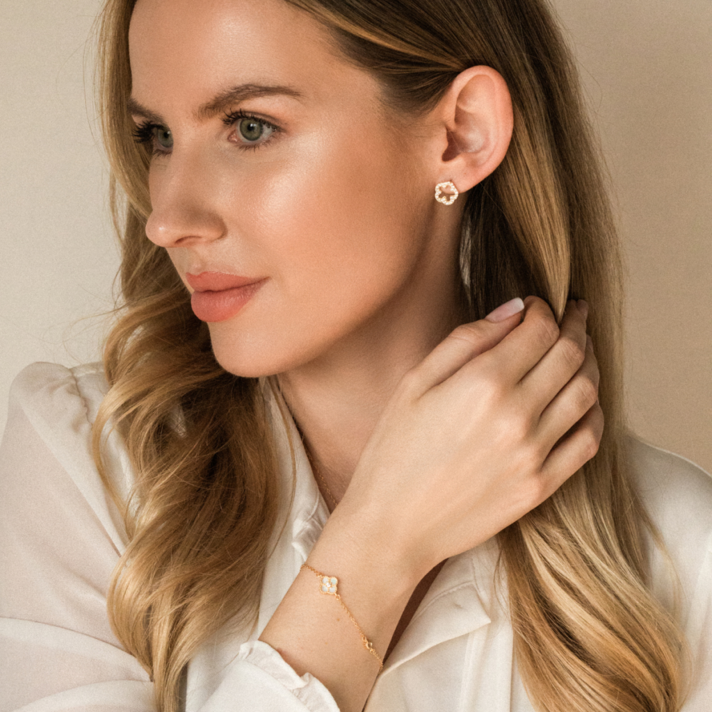 Kolczyki pozłacane na zatyczkę kwiaty z cyrkoniami Blush