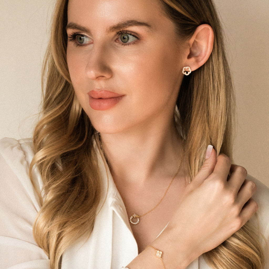 Kolczyki pozłacane na zatyczkę kwiaty z cyrkoniami Blush