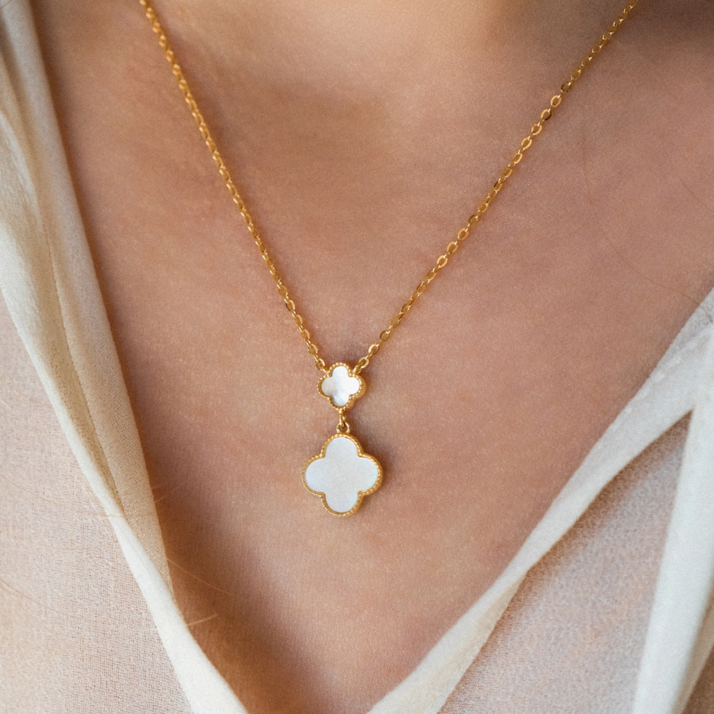 Naszyjnik pozłacany z dwoma koniczynami marokańskimi z masą perłową Vivien