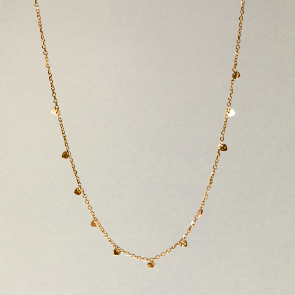 Naszyjnik pozłacany z wiszącymi drobnymi sercami Nela