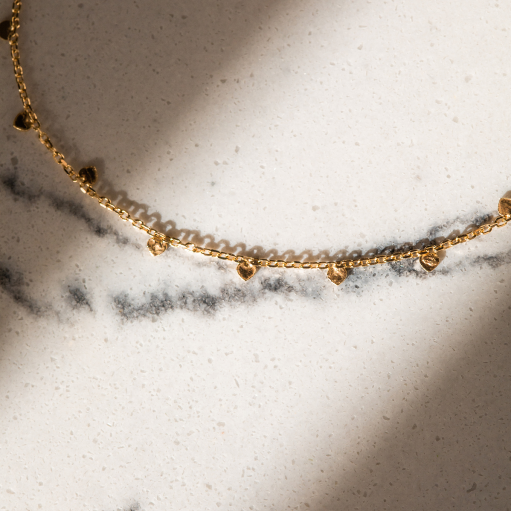 Naszyjnik pozłacany z wiszącymi drobnymi sercami Nela