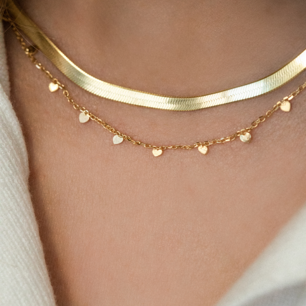 Naszyjnik pozłacany z wiszącymi drobnymi sercami Nela