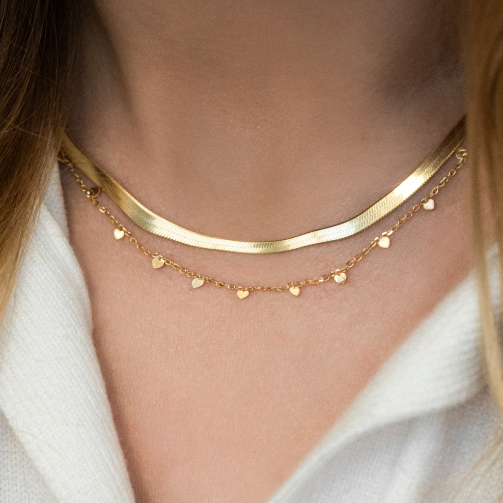 Naszyjnik pozłacany z wiszącymi drobnymi sercami Nela