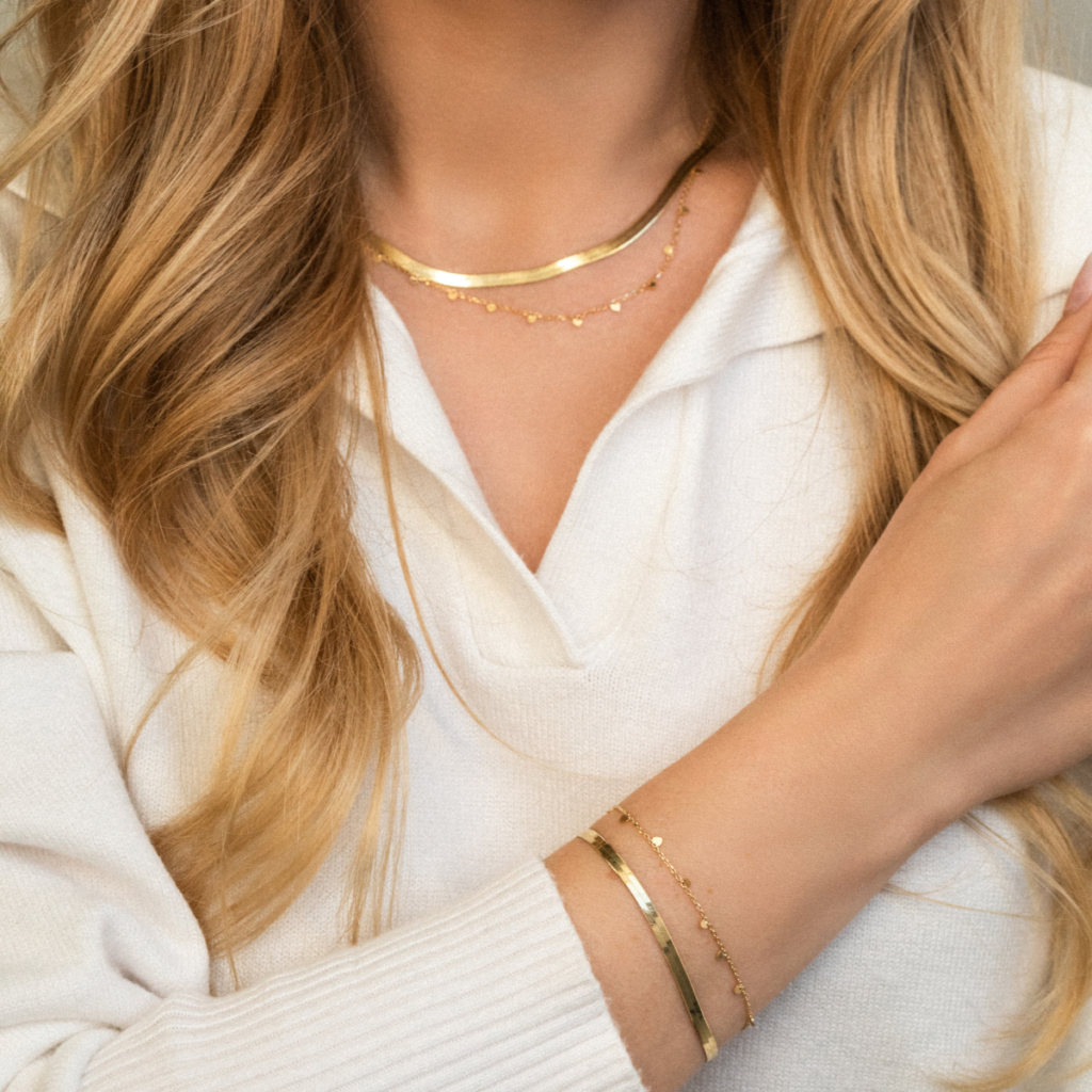 Naszyjnik pozłacany z wiszącymi drobnymi sercami Nela